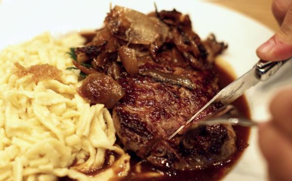 Bild 1 von 3: Rostbraten ist heute 43 Prozent teurer als noch 2019 - die Bandbreite reicht von 12, 90 bis 38 Euro.