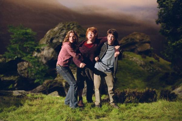 Bild 1 von 20: Harry Potter (Daniel Radcliffe, r.), Ron (Rupert Grint, M.) und Hermine (Emma Watson, l.) versuchen mit dem Mut der Verzweifelung, das Böse zu besiegen ...