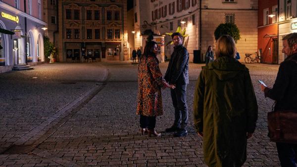 Bild 1 von 13: Von links: Susanne Ludwig (Bettina Zimmermann) und Franz Hartl (Peter Ketnath) machen sich auf den Weg, gefolgt von Anna Leitner (Bettina Lamprecht) und Stefan Schwab (Michael Kessler).