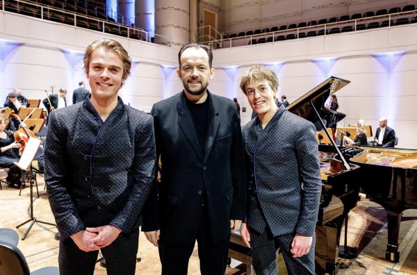 Bild 1 von 4: Lucas (re.) und Arthur (li.) Jussen mit Andris Nelsons (Mi.), einem Nachfolger Mendelssohns als Chef des Leipziger Klangkörpers