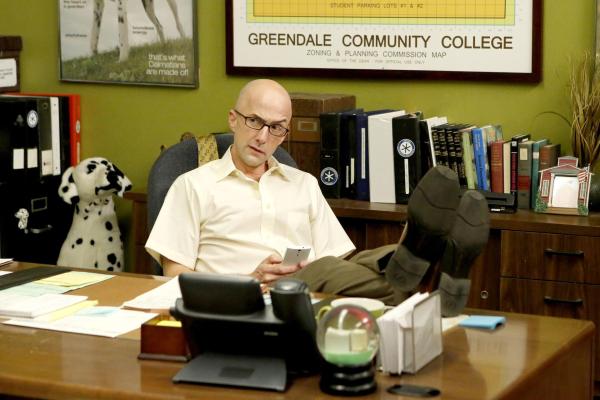 Bild 1 von 19: Was für ein verrückter Freitag: Studienleiter Dean Pelton (Jim Rash) fühlt sich nicht ganz wie er selbst ...