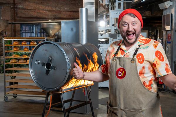 Bild 1 von 4: Sebastian Lege deckt die Tricks der Lebensmittelindustrie auf. Er zeigt, wie Leberkäse, Multivitamingetränke oder Senf günstig hergestellt werden.