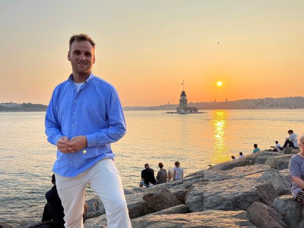 Bild 1 von 14: Leon Windscheid bei Sonnenuntergang am Bosporus - an der Meerenge, die Europa und Asien verbindet.
