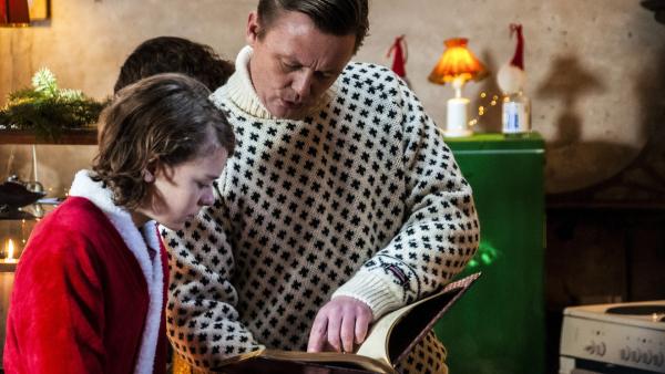 Bild 1 von 3: Martin (Henrik Vestergaard, rechts) hilft Luca (Sander Lßkke Borg), die Schrift im Buch zu entziffern.
© BR/TV 2 Denmark, Cosmo Film/Sille Sterll - Honorarfreie Verwendung gemäß AGB im redaktionellen Zusammenhang mit genannter Sendung bei Nennung \