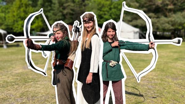 Bild 1 von 1: Jana (Mitte) taucht heute in ein Live-Rollenspiel, auch LARP genannt, ein. Die Waldläuferinnen Aloy und Elariel (rechts) stehen ihr zur Seite.