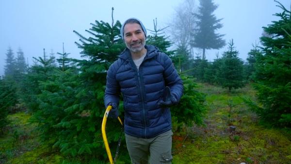 Bild 1 von 3: Marcus Fahn beim Christbaumkauf.
