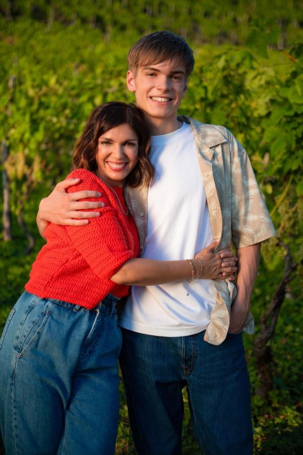 Bild 1 von 14: Jule Beyer (Anna Angelina Wolfers, l.); Theo Beyer (Aurel Klug, r.)