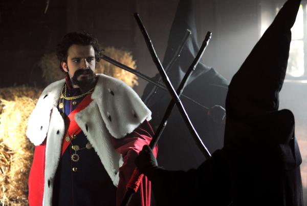 Bild 1 von 14: Flori (Tommy Schwimmer) hat sich als König Ludwig verkleidet.