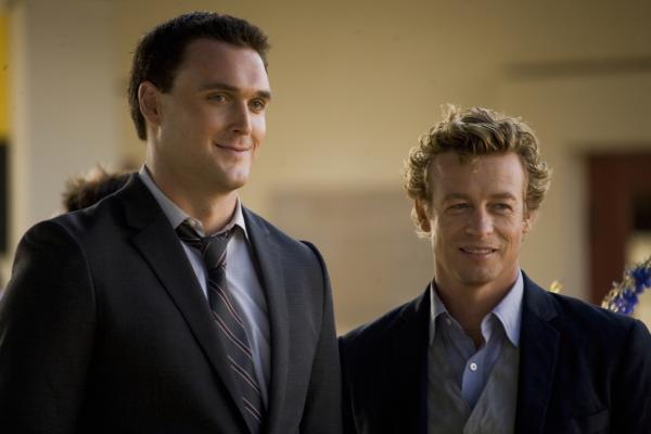 Bild 1 von 31: Sollen den Mord an dem reichen Investmentbanker Jason Sands aufklären: Patrick Jane (Simon Baker, r.) und Wayne Rigsby (Owain Yeoman, l.) ...