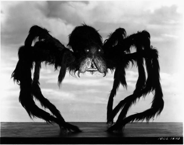 Bild 1 von 5: Bei einem Feuerausbruch eines Laboratoriums in der kalifornischen Wüste, wo ein Forscher mit Wachstumsbeschleunigungen experimentiert, entweicht eine giftige Tarantel. Bald erreicht das achtbeinigeTier die monströsen Ausmaße eines Hochhauses und droht ganze Städte auszurotten ...