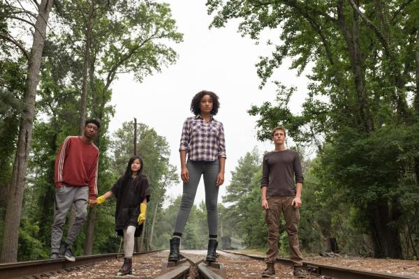 Bild 1 von 11: (v.l.n.r.) Chubs (Skylan Brooks); Zu (Miya Cech); Ruby Daly (Amandla Stenberg); Liam Stewart (Harris Dickinson)