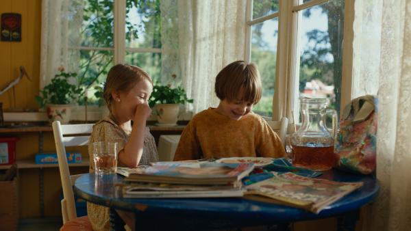 Bild 1 von 7: Stina (Lovisa Lindblad, l.) und Tjorven (Vega Åhman, r.) blättern die Zeitschriften durch, um auf eine Idee zu kommen, wie sie Malin zu einem Freund verhelfen könnten.