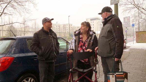 Bild 1 von 5: Um die Rente ihres vor knapp einem Jahr verstorbenen Mannes zu beantragen, muss Vera zum amerikanischen Konsulat nach Frankfurt. Hausmeister Michael (li.) und sein Kumpel Lothar übernehmen den Fahrdienst.