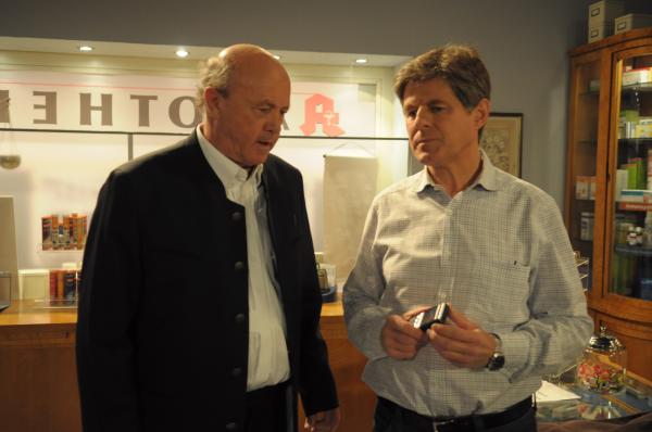 Bild 1 von 9: Pfarrer Kurz versucht Bambergers Selbstvorwürfe zu mildern. Von links: Pfarrer Kurz (Hans Stadlbauer) und Roland Bamberger (Horst Kummeth).