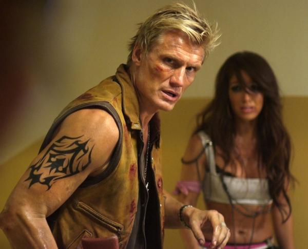 Bild 1 von 15: Als sich in Moskau die High Society zum Konzert der jungen amerikanischen Sängerin Venus (Melissa Molinaro, r.) versammelt, beschließen einige Terroristen, dies für sich zu nutzen. Allerdings machen sie die Rechnung ohne den amerikanischen Schlagzeuger Joe (Dolph Lundgren, l.), einen Ex-Elitekämpfer ...