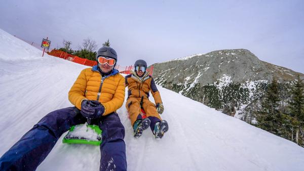 Bild 1 von 11: Am Jenner bei Berchtesgaden gibt es eine Rodelbahn, wo früher Skipisten waren. Der Schmidt Max (links) und der Ex-Ski-Profi Felix Neureuther erkunden Skigebiete im Wandel.
