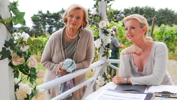 Bild 1 von 29: Im Bild: Die ehrgeizige Winzerin Hannah (Eva Habermann, re.) ist glücklich, dass ihr Lady Kate (Ruth Maria Kubitschek) ihr Weingut anvertrauen will.