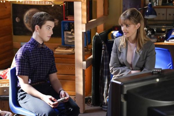 Bild 1 von 10: Sheldon Cooper (Iain Armitage, l.); Paige (Mckenna Grace, r.)