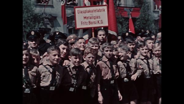 Bild 1 von 2: Kleine Jungen in der Hitlerjugend.