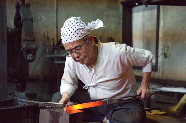 Bild 1 von 3: Kanbayashi Sensei ist einer der wenigen Schwertschmiedemeister Japans ? die Arbeit erfordert Geduld und höchste Präzision.