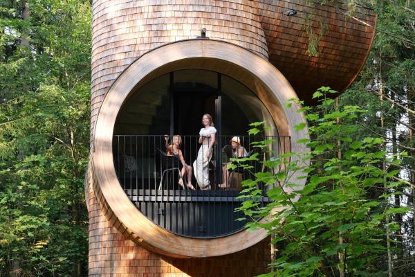 Bild 1 von 14: Im Bild: Am Pogusch befinden sich besondere Unterkünfte: Gäste können hier in einem Baumhaus übernachten.