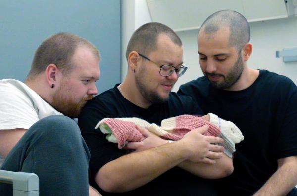 Bild 1 von 4: Sindre, Kristopher und David (v.l.) mit ihrem neugeborenen Baby