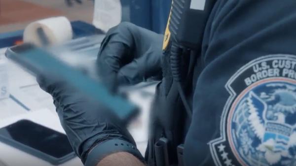 Bild 1 von 3: Während der Passagier schweigt, liefert sein Smartphone Hinweise auf Drogenkonsum.