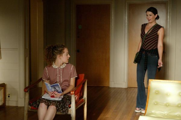 Bild 1 von 10: Lorelai (Lauren Graham, r.) und Rory sind mehr als erstaunt, als sie auch Rorys neue Mitbewohnerin Tana (Olivia Hack, l.) treffen. Doch dann taucht auch noch eine weitere Mitbewohnerin auf, die alles andere als unbekannt ist ...