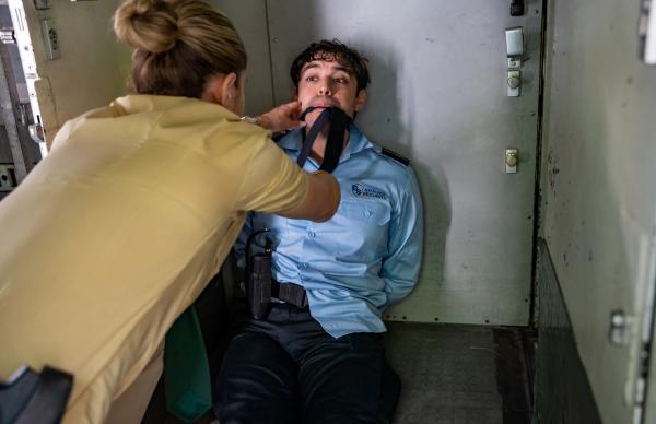 Bild 1 von 4: Maximilian Steimle (Leonard Dick, rechts) liegt gefesselt im Transporter. Christina Bayer (Mitsou Jung, links) befreit ihn.