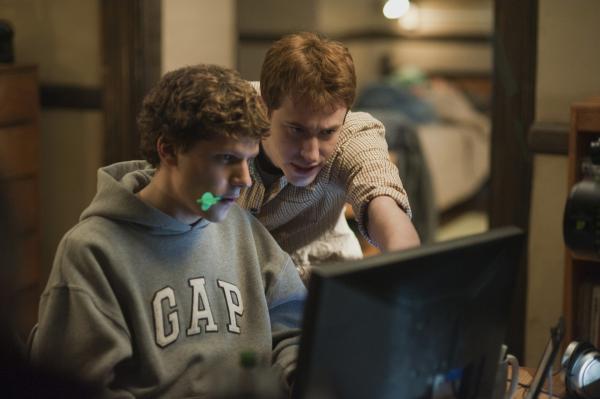 Bild 1 von 19: Findet in den Anfangsjahren große Unterstützung bei Dustin Moskovitz (Joseph Mazzello, r.): Mark Zuckerberg (Jesse Eisenberg, l.) ...