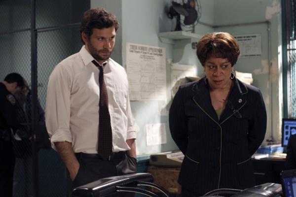 Bild 1 von 4: (l-r) Jeremy Sisto as Det. Cyrus Lupo, S. Epatha Merkerson as Lieutenant Anita Van Buren -- NBC