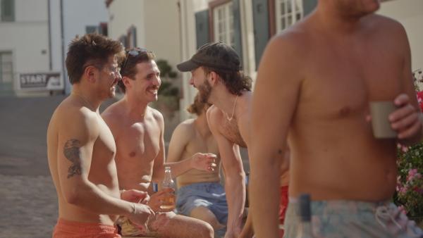 Bild 1 von 1: Apéro beim Brunnenbaden in der Basler Altstadt.