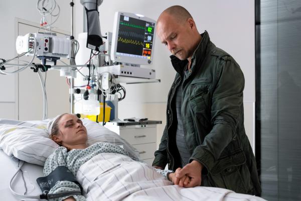 Bild 1 von 10: Oberländer (Matthias Koeberlin, r.) besucht seine Ex-Frau Kim (Inez Bjørg David, l.) im Krankenhaus, die nach einem Autounfall im Koma liegt.