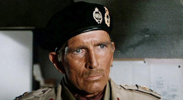 Bild 1 von 5: Im Sommer 1942 stehen sich die Truppen von Feldmarschall Rommel und dessen britischem Gegner General Bernard Law Montgomery (Michael Rennie)  in der Schlacht von El Alamein gegenüber.