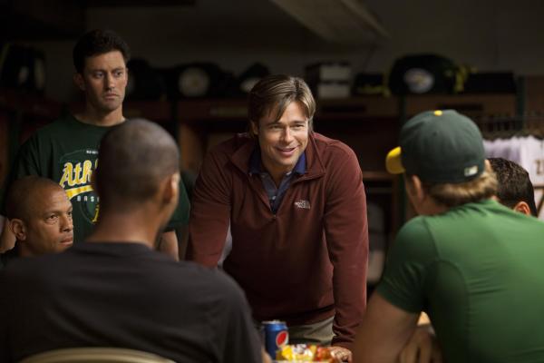 Bild 1 von 14: Billy Beane (Brad Pitt, M.) ist Manager bei einem finanzschwachen Baseballclub. Seit Jahren kämpft er damit, bei einem bescheidenen Budget gute Spieler fürs Team zu bekommen. Kurz vor dem Verzweifeln begegnet er Peter Brand, und der bewertet gute oder schlechte Spieler ganz anders ...