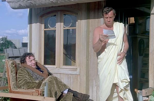 Bild 1 von 6: Victor Vauthier (Jean-Paul Belmondo, re.) wohnt mit seinem Onkel Camille (Julien Guiomar, li.) in einem umgebauten Wohnwagen, als er plötzlich eine Nachricht erhält.
