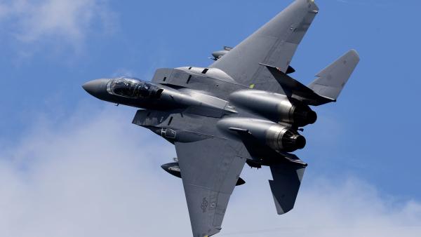 Bild 1 von 3: Die Höchstgeschwindigkeit des Luftüberlegenheitsjägers F-15 liegt bei über 2.500 Kilometern pro Stunde.