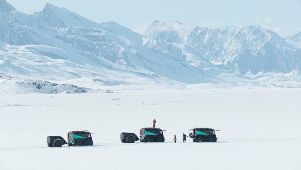 Bild 1 von 10: Konvoi einer Expedition von Geologen auf dem König-Oskar-Fjord vor den Stauningsalpen in Grönland.