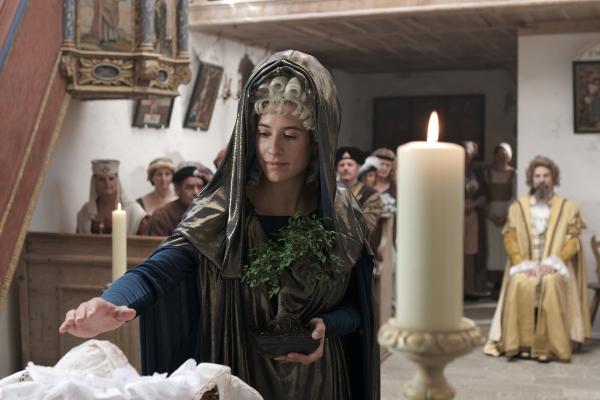 Bild 1 von 12: Die 13. Fee (Nicole Spiekermann) spricht ihren Fluch über der kleinen Rosa aus.