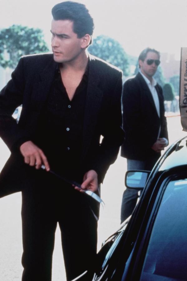 Bild 1 von 6: Der wohlhabende Ted Varrick (Charlie Sheen) hat eine Vorliebe für schnelle Autos. Um diese zu befriedigen, ist er als Boss einer Autoschieberbande tätig ...