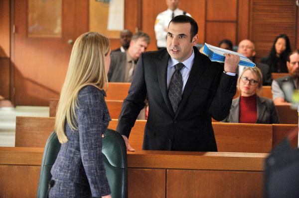 Bild 1 von 2: Katrina Bennett (Amanda Schull) ist neu in der Kanzlei - doch Louis (Rick Hoffman) macht ihr den Einstieg alles andere als leicht.