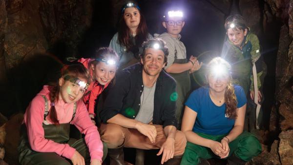Bild 1 von 7: Tobi (Mitte) trifft ein Team von Freiwilligen, die sich für den Schutz von Feuersalamdern einsetzen.