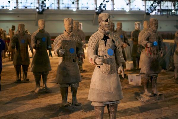 Bild 1 von 12: Die Armee der Tonkrieger ist insgesamt 8.000 Mann stark. Jede der Figuren ist ein Einzelstück mit individuellem Gesichtszug, Frisur und Rüstung, zu Restaurierungszwecken sind sie hier gekennzeichnet.