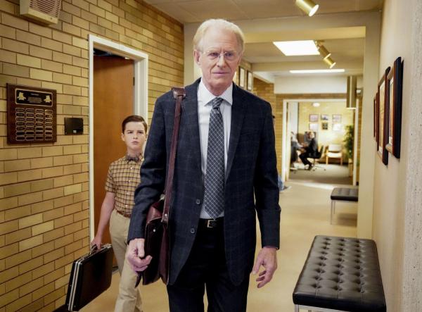 Bild 1 von 10: Sheldon Cooper (Iain Armitage, l.); Dr. Linkletter (Ed Begley jr.)