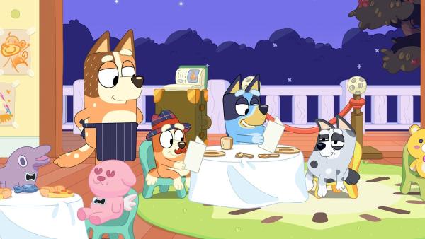Bild 1 von 3: Eine Freundin übernachtet bei Bluey und Bingo, und das bedeutet, dass sie lange aufbleiben dürfen! Doch der Übernachtungsgast hat seinen Mittagsschlaf ausfallen lassen und ist ganz müde, als er bei Bluey und Bingo ankommt. Am Ende haben sie aber sogar noch mehr Spaß, als sie sich erhofft haben.