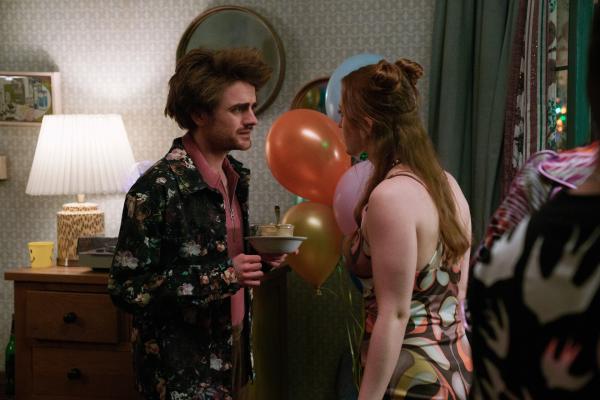 Bild 1 von 5: Jen (Máiréad Tyers) ist wütend auf Jizzlord (Luke Rollason), denn für sie ist das Verhältnis zwischen ihnen noch unklar.