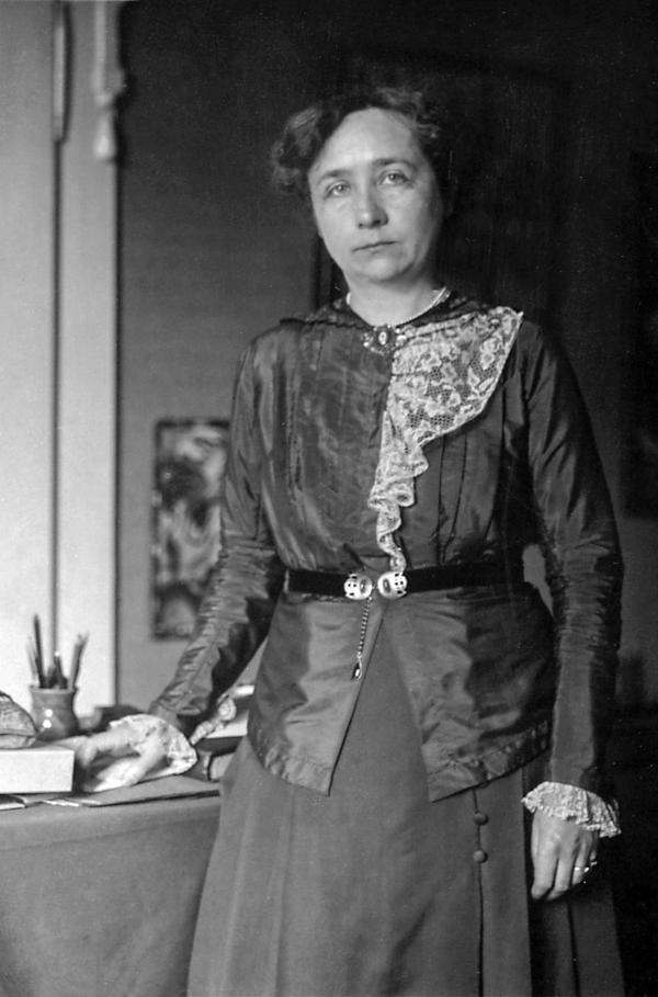 Bild 1 von 4: Gabriele Münter in ihrem Haus in Murnau
