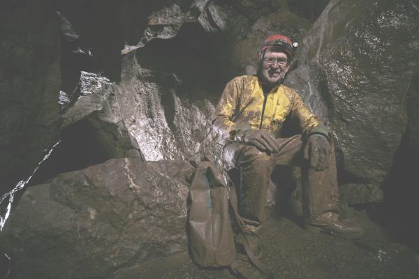 Bild 1 von 3: Prof. John Gunn erforscht die Entstehung der Treak Cliff Cavern im britischen Derbyshire. In der Höhle wird der seltene Edelstein Blue John abgebaut.