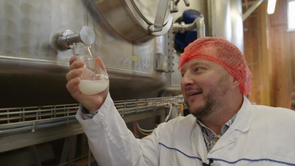 Bild 1 von 9: Sebastian Lege besucht eine Essigfabrik und schaut sich an, wie Branntweinessig entsteht.