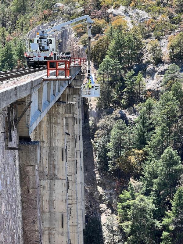Bild 1 von 4: Die eingleisige Strecke des El Chepe muss ständig geprüft und instandgesetzt werden.